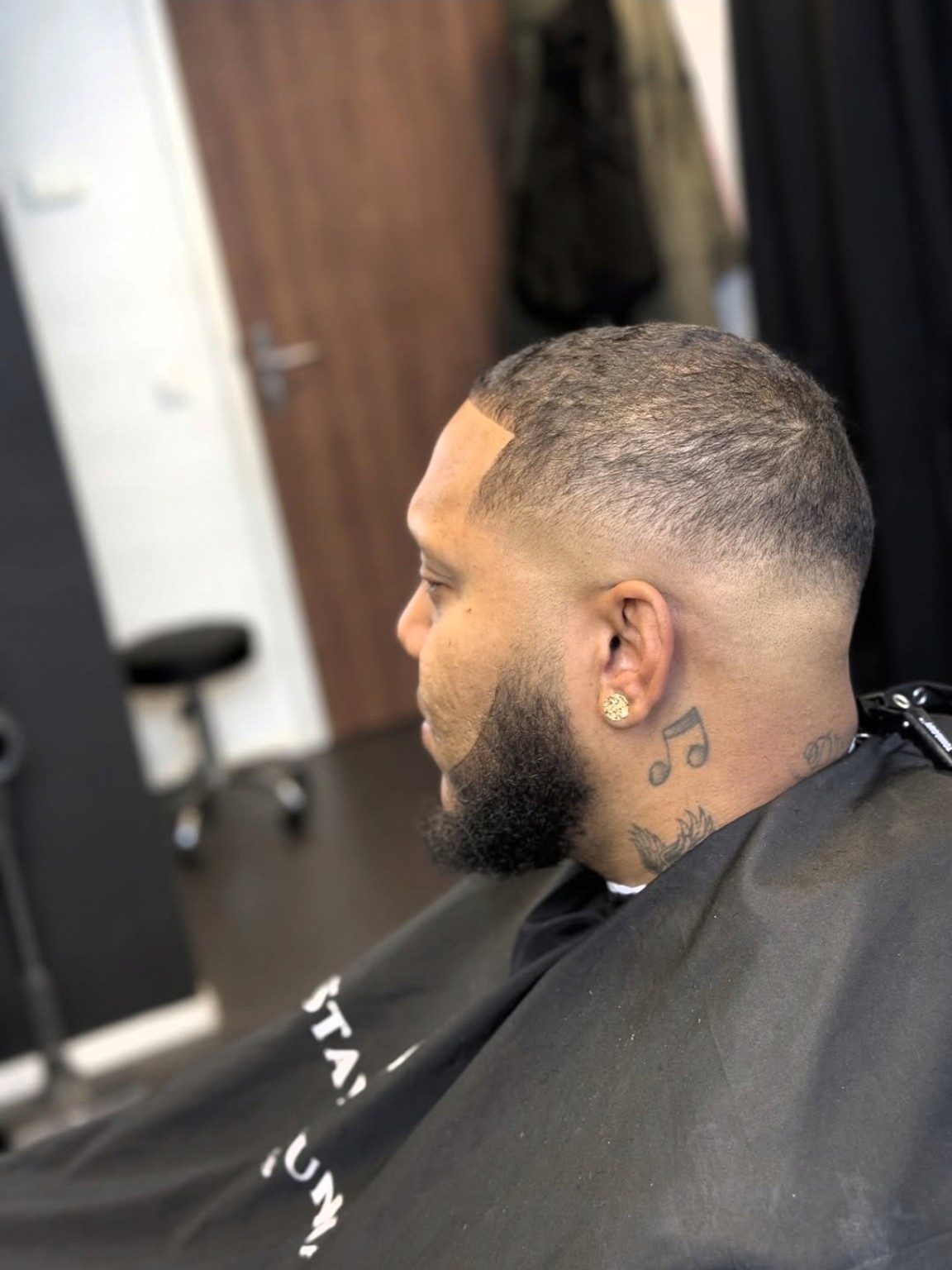 Korte fade met strakke contouren