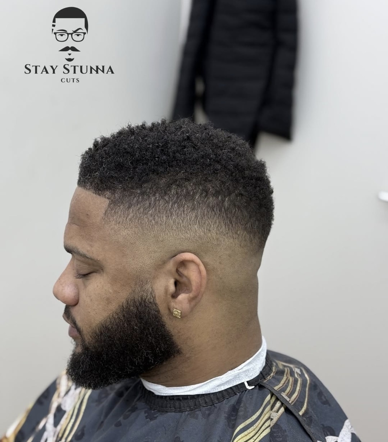 High fade met krullend haar en baard