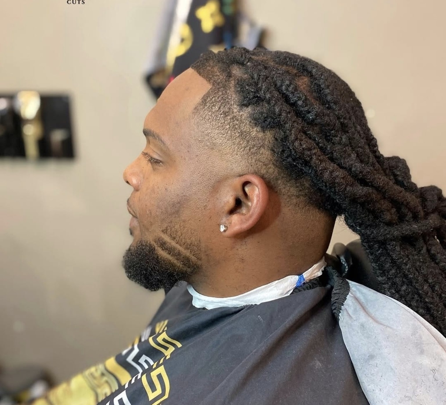 Barber werkt zorgvuldig aan de verzorging van een klant
